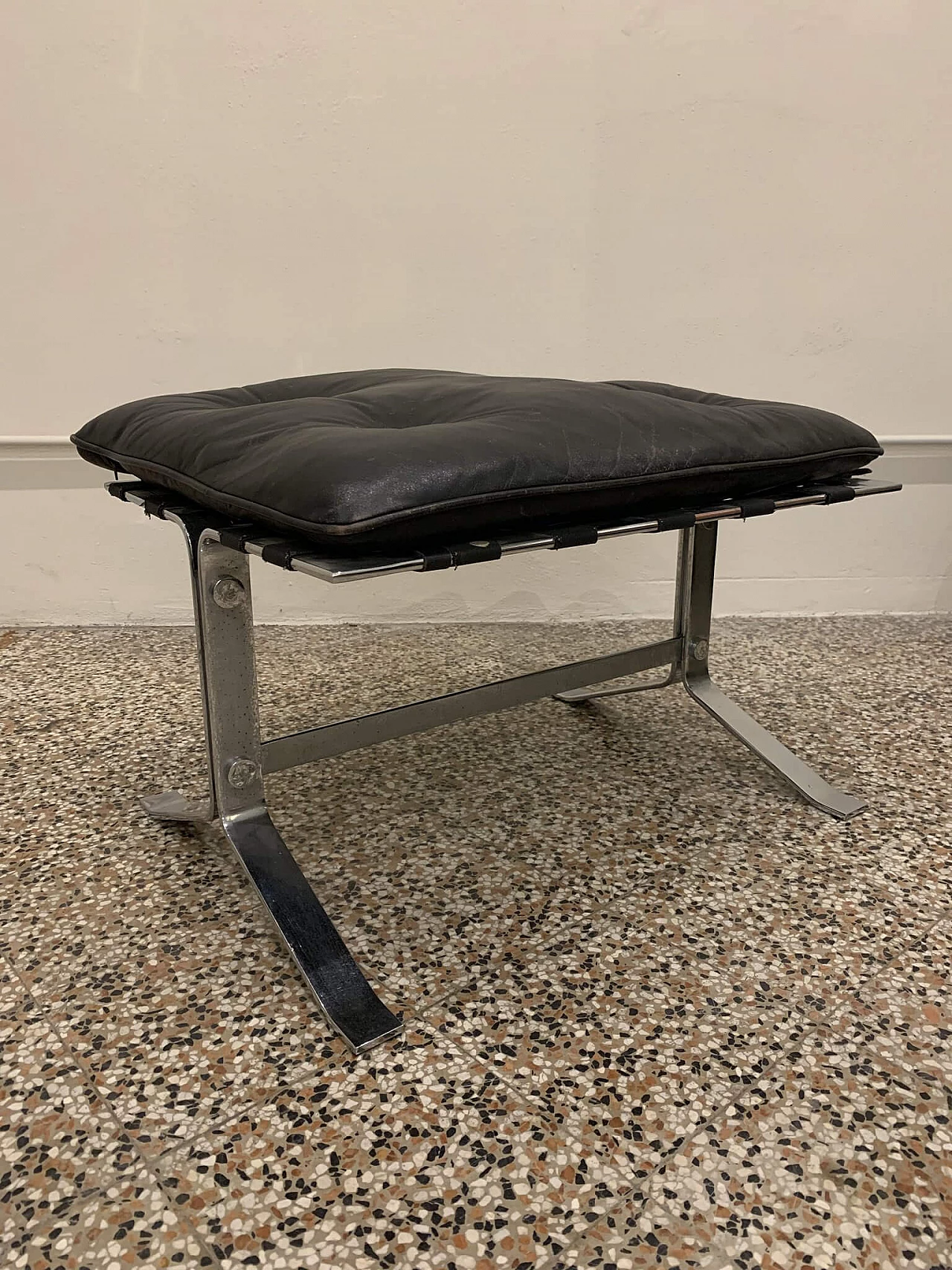 Lounge chair con poggiapiedi in pelle e acciaio di Olivier Mourgue per Airborn, anni '60 1346980