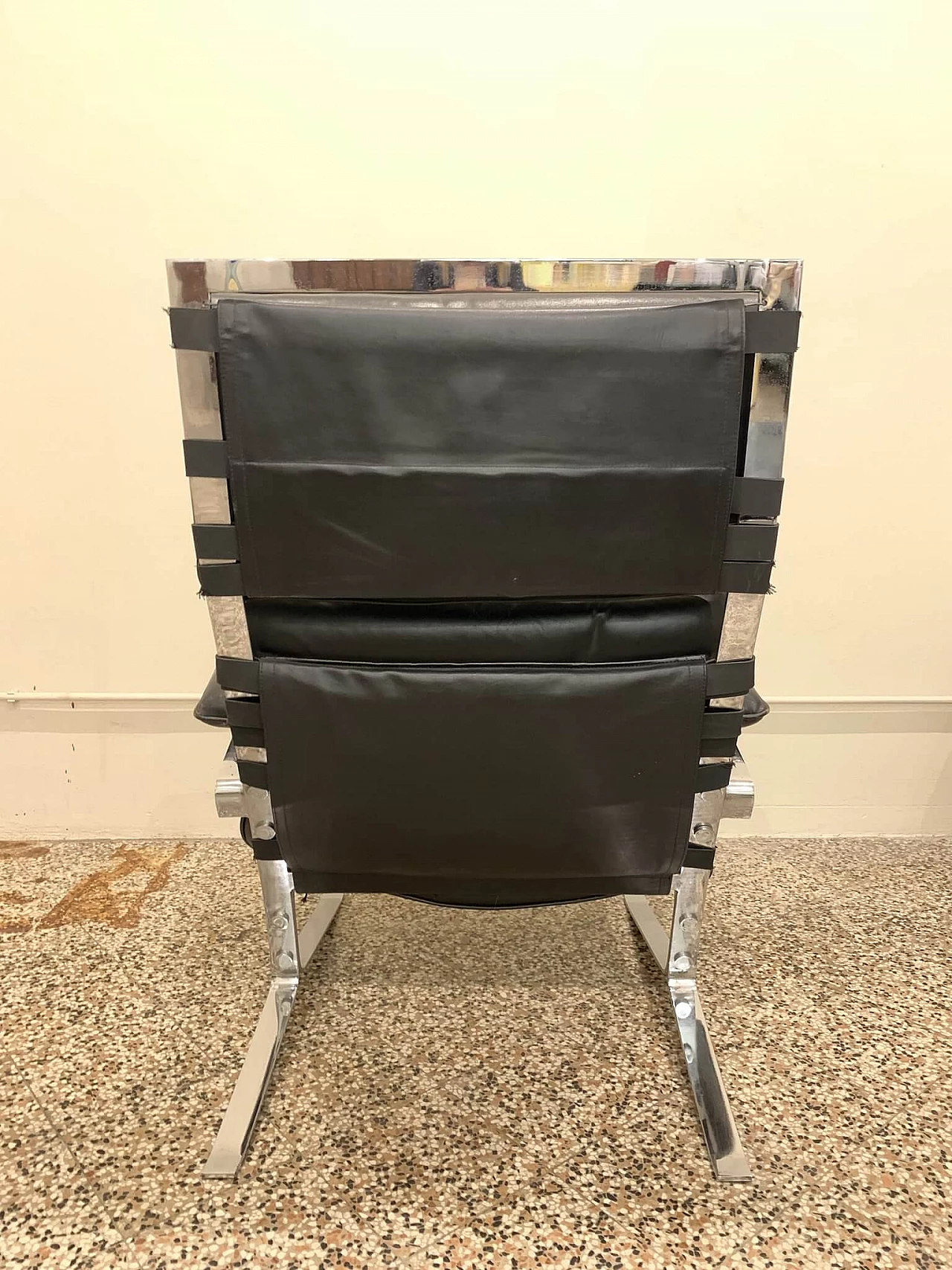Lounge chair con poggiapiedi in pelle e acciaio di Olivier Mourgue per Airborn, anni '60 1346984