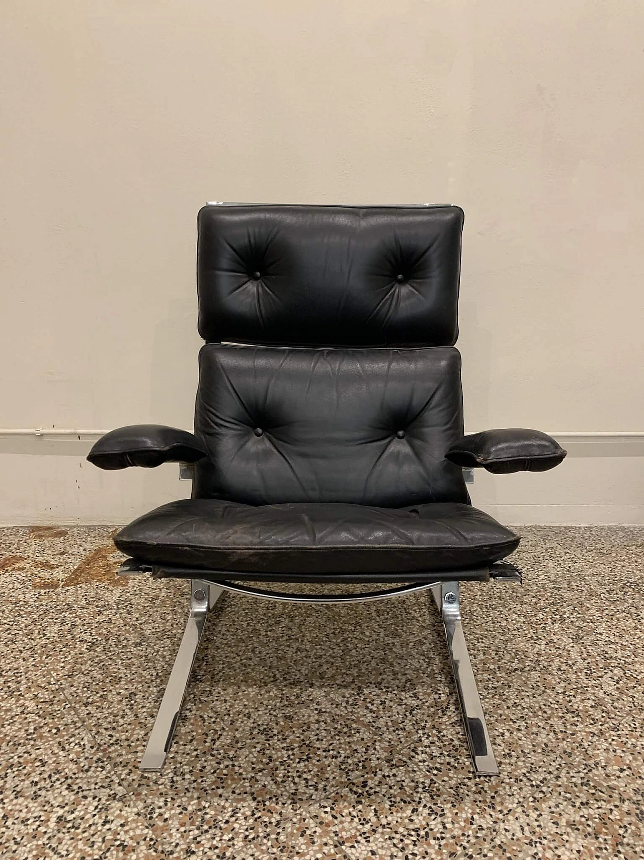 Lounge chair con poggiapiedi in pelle e acciaio di Olivier Mourgue per Airborn, anni '60 1346988