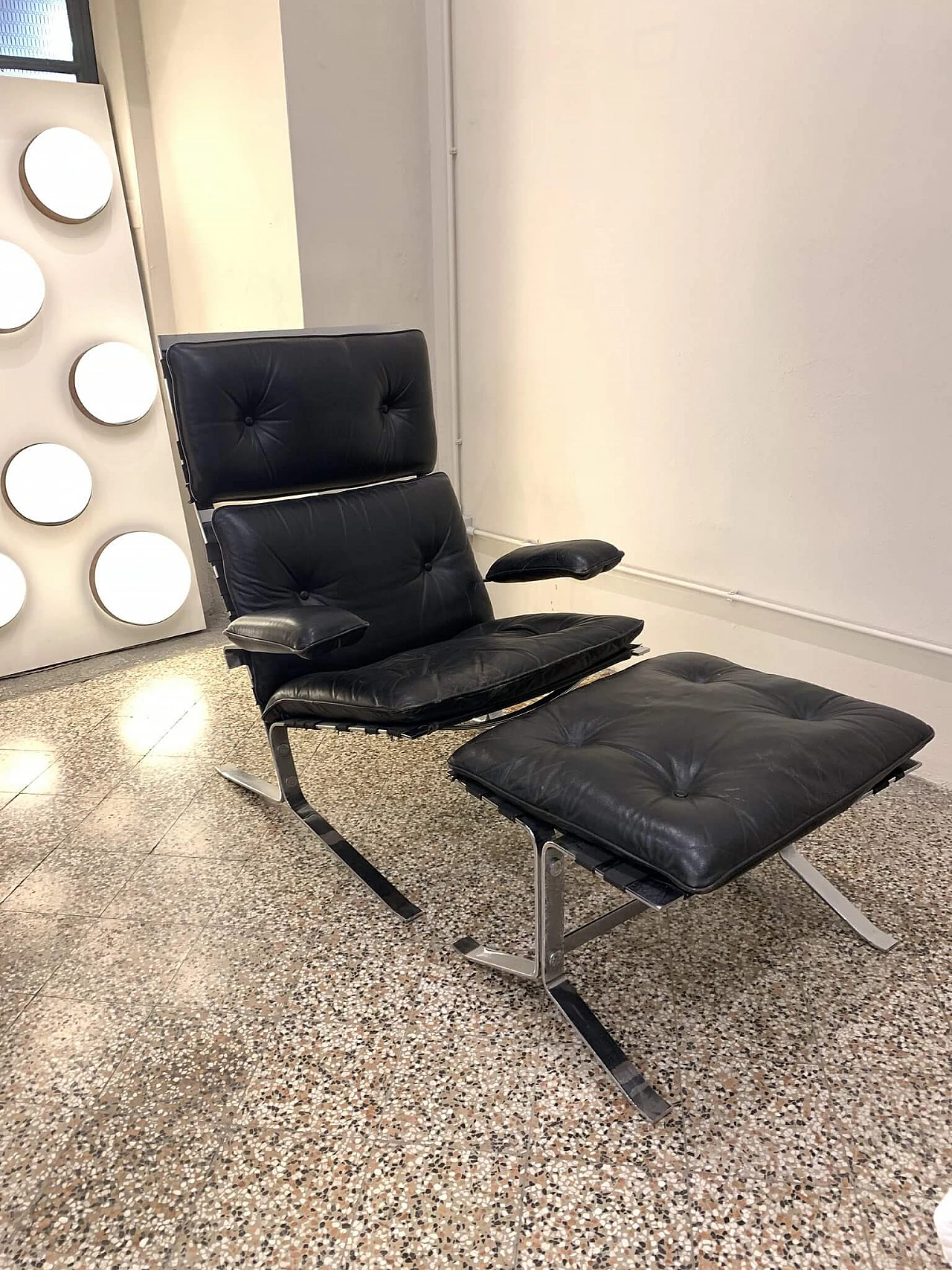 Lounge chair con poggiapiedi in pelle e acciaio di Olivier Mourgue per Airborn, anni '60 1346993
