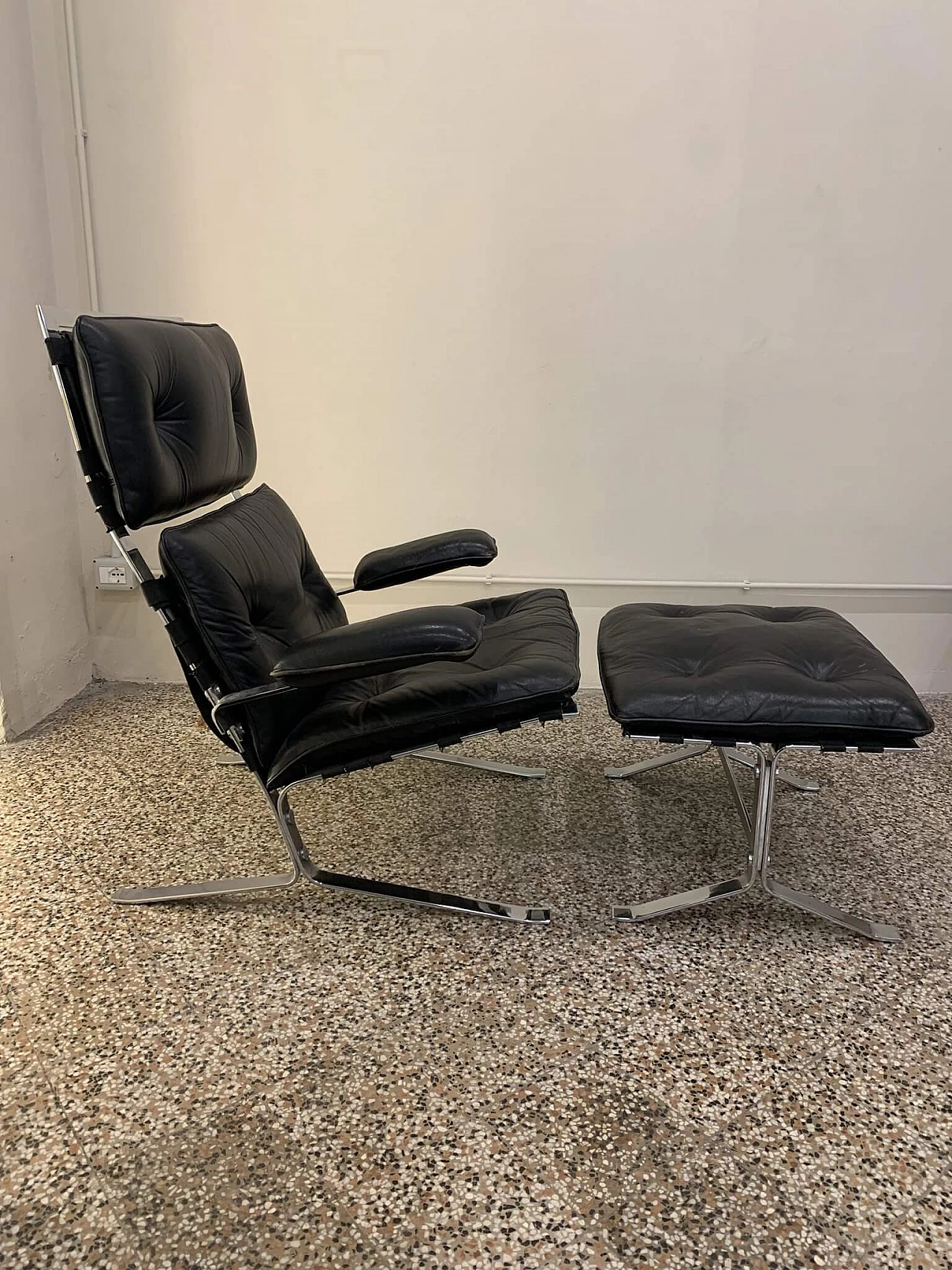 Lounge chair con poggiapiedi in pelle e acciaio di Olivier Mourgue per Airborn, anni '60 1346994