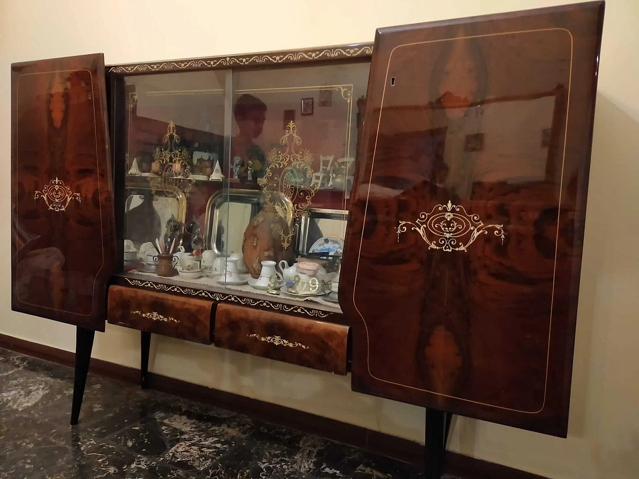 Room with 2 sideboards, 6 chairs and a table, 1950s 1348320