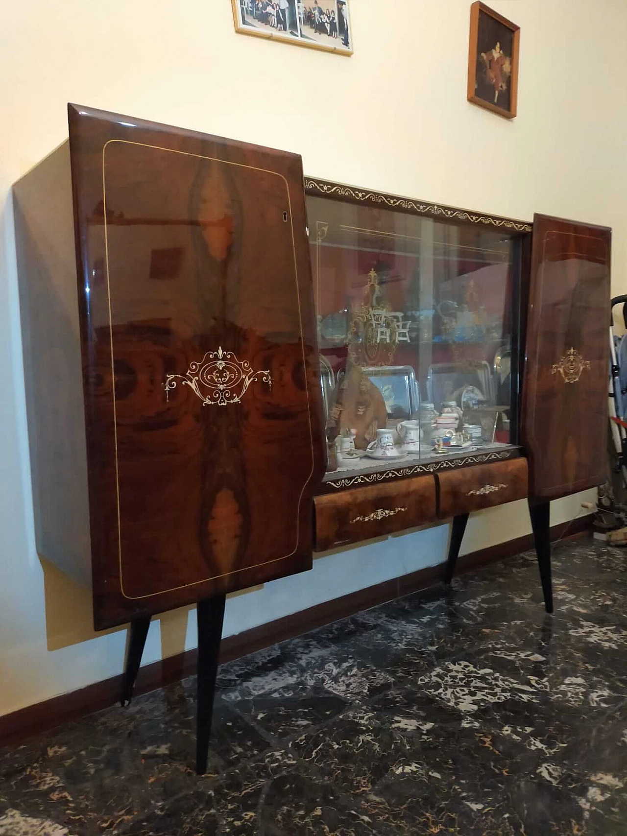 Room with 2 sideboards, 6 chairs and a table, 1950s 1348321