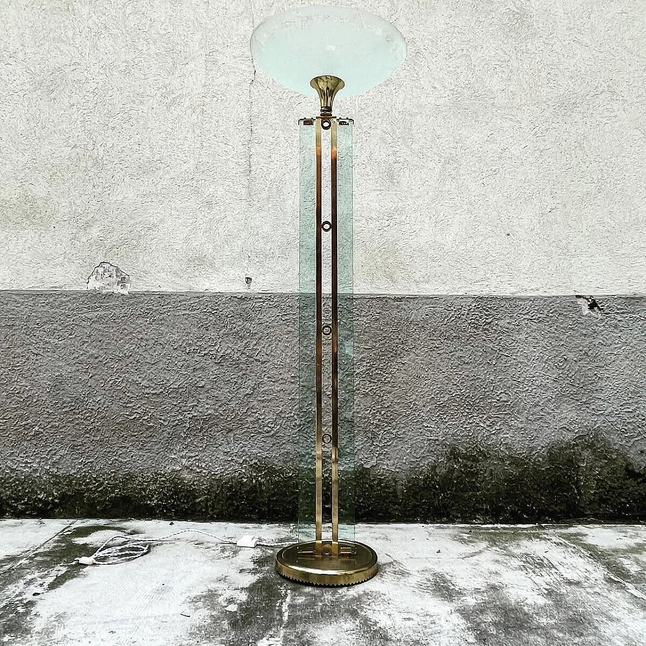 Lampada da terra nello stile di Fontana Arte in ottone e vetro, anni '60 1354113