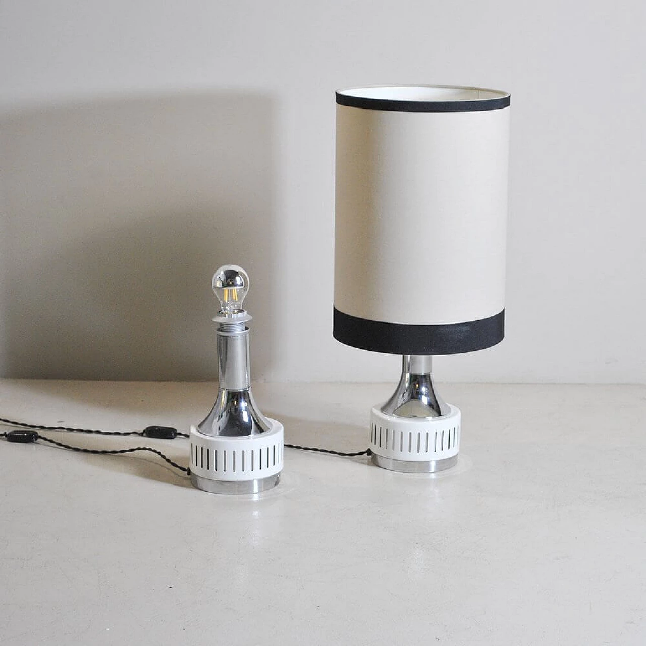 Coppia di lampade da tavolo in acciaio, anni '60 1354125