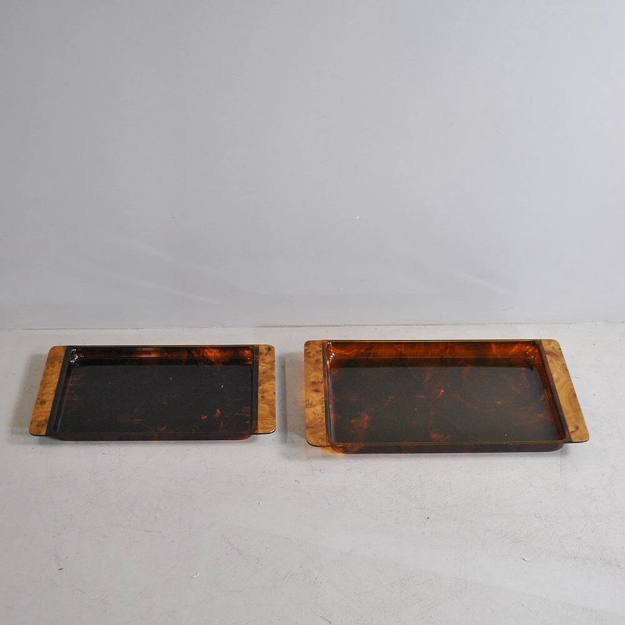 Pair of trays in plexiglass tortoiseshell effect with briarwood handles, 70s 1354190