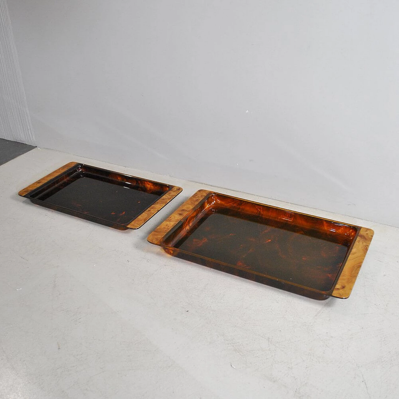 Pair of trays in plexiglass tortoiseshell effect with briarwood handles, 70s 1354191