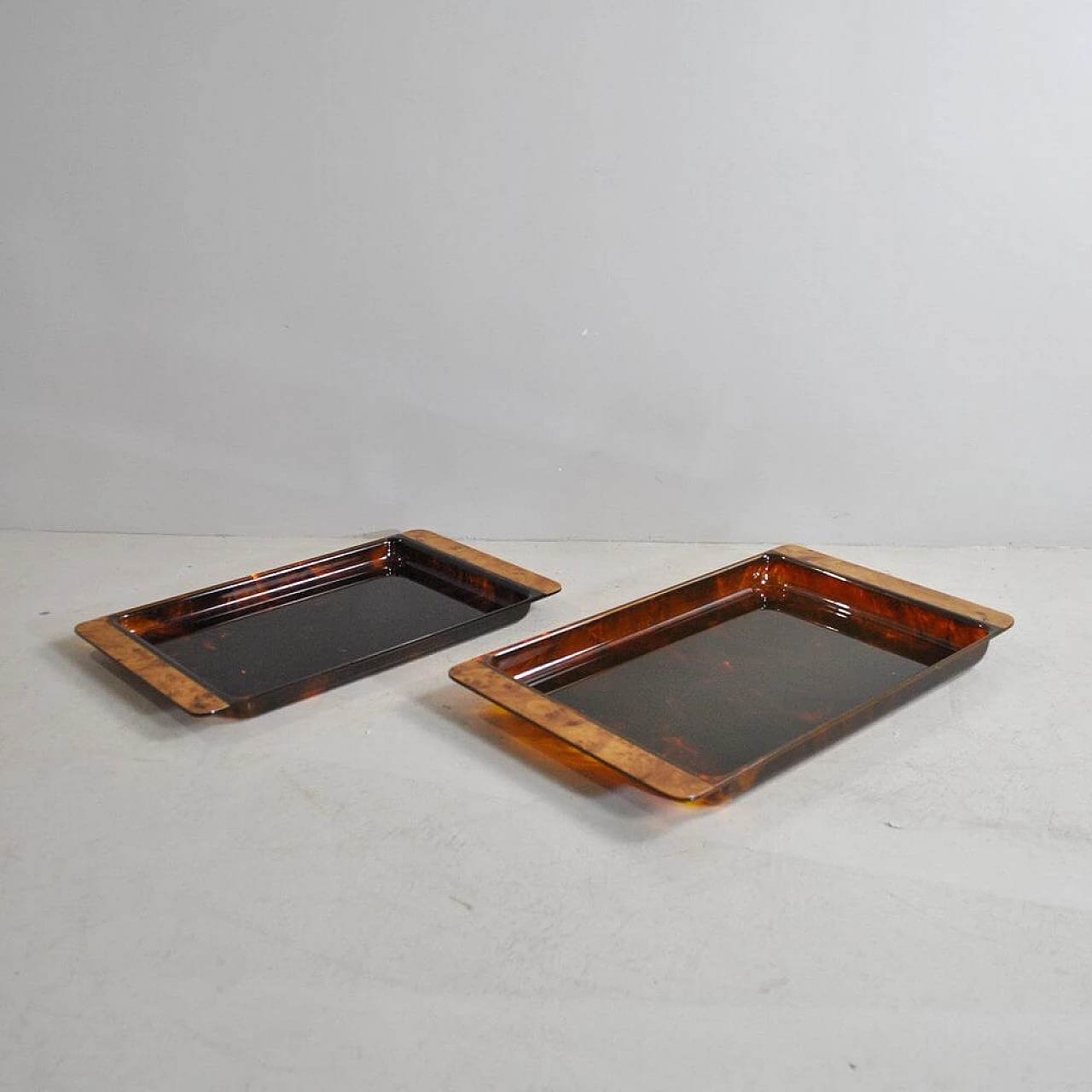 Pair of trays in plexiglass tortoiseshell effect with briarwood handles, 70s 1354192
