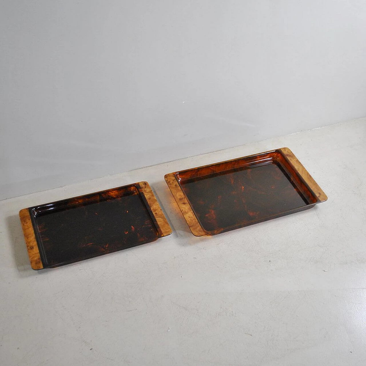 Pair of trays in plexiglass tortoiseshell effect with briarwood handles, 70s 1354193