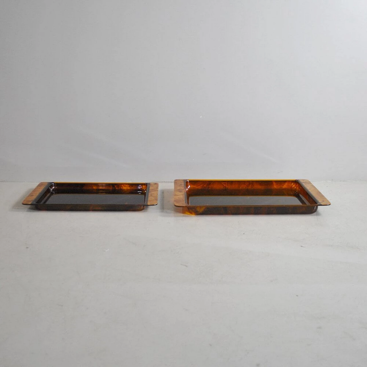 Pair of trays in plexiglass tortoiseshell effect with briarwood handles, 70s 1354194