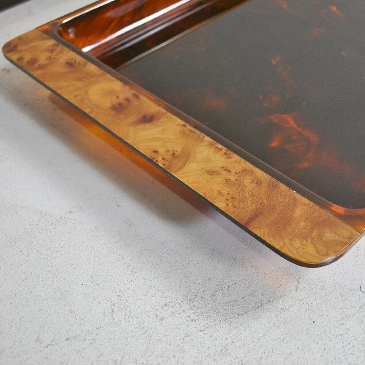 Pair of trays in plexiglass tortoiseshell effect with briarwood handles, 70s 1354195