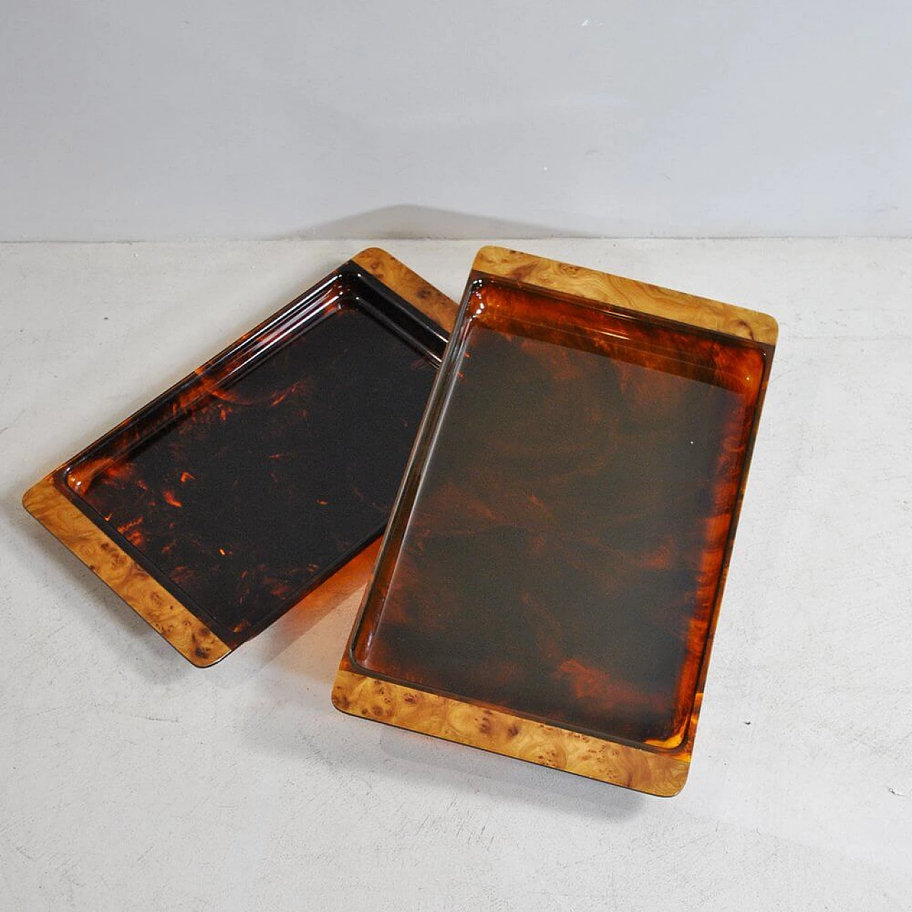 Pair of trays in plexiglass tortoiseshell effect with briarwood handles, 70s 1354196