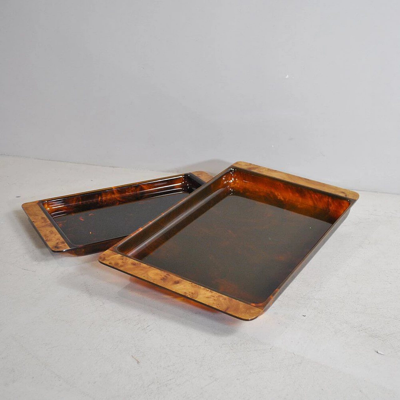 Pair of trays in plexiglass tortoiseshell effect with briarwood handles, 70s 1354197