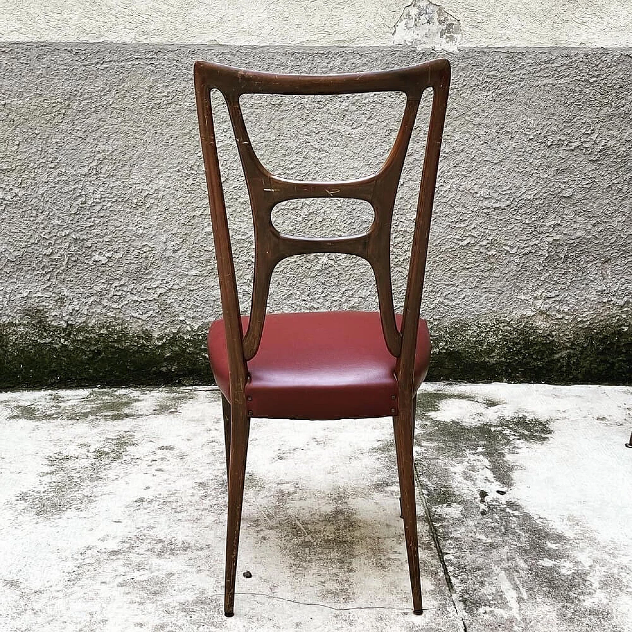 6 Dining chairs in walnut and leatherette with brass tips, 50s 1355382