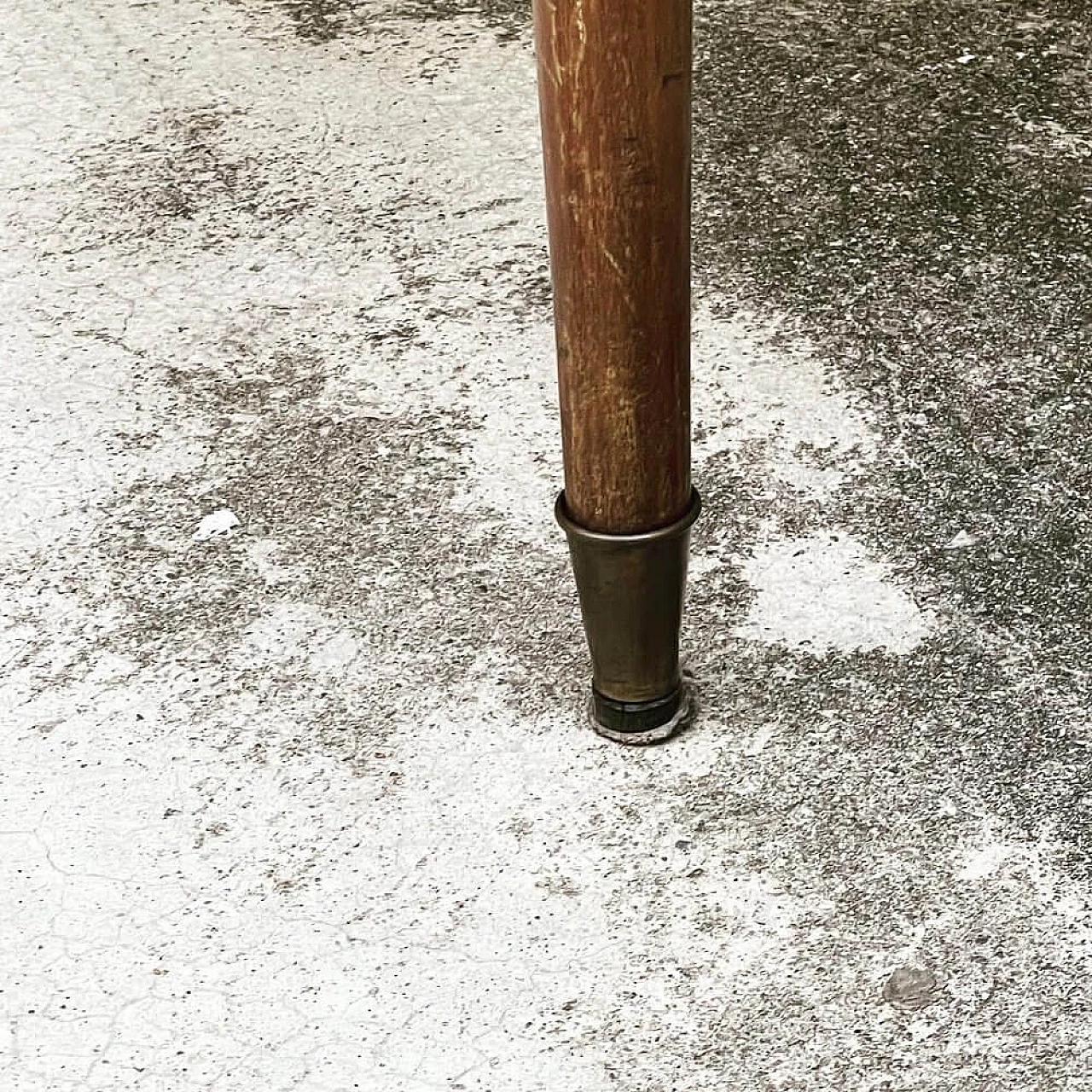 6 Dining chairs in walnut and leatherette with brass tips, 50s 1355386