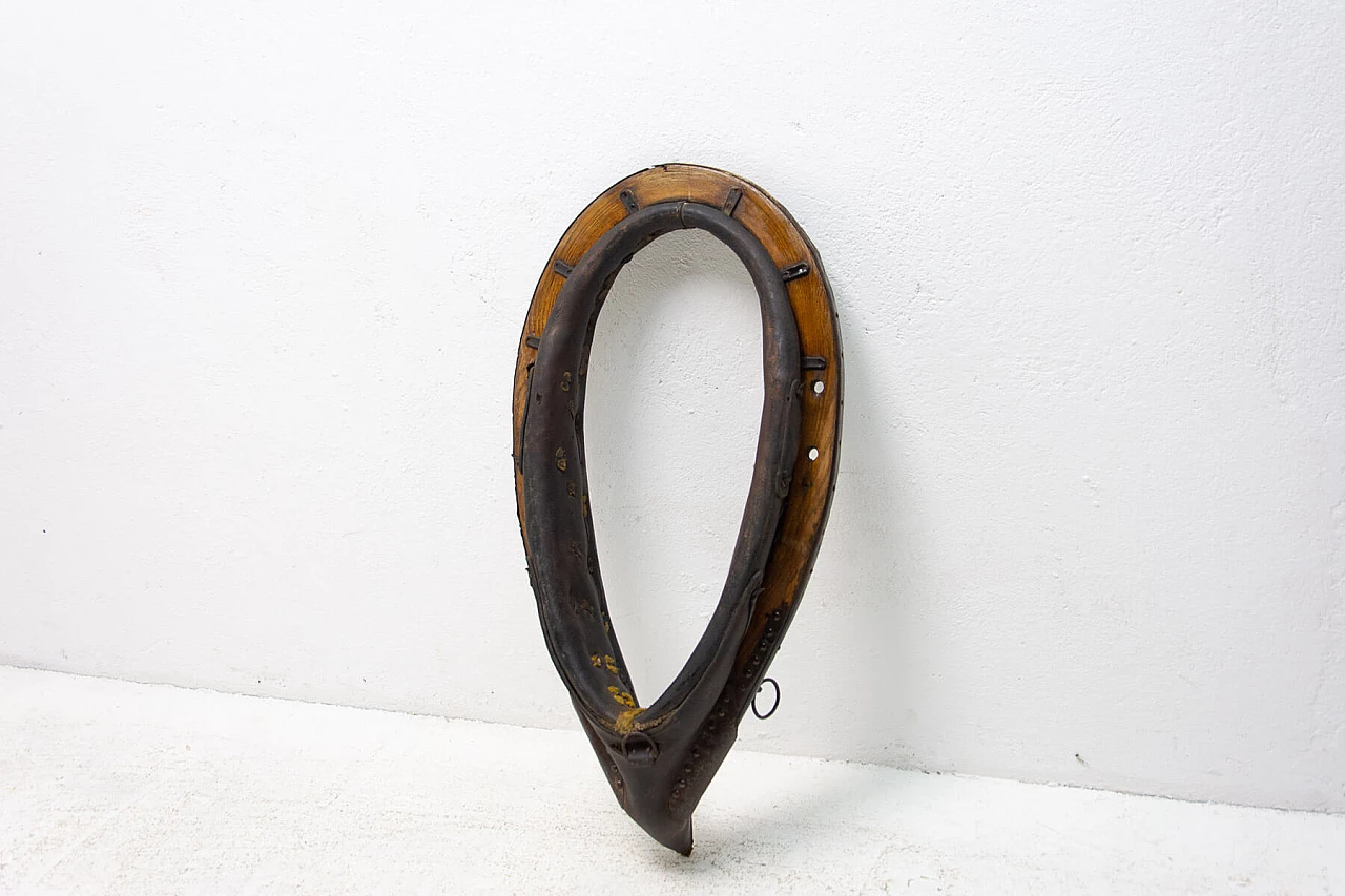 Horse harness collar in wood and leather, 1930s 1356325