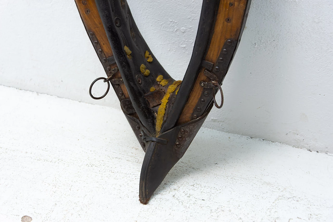 Horse harness collar in wood and leather, 1930s 1356331