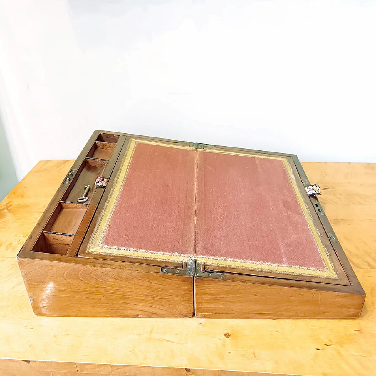 Scrittoio vittoriano da viaggio in noce, '800 1356928