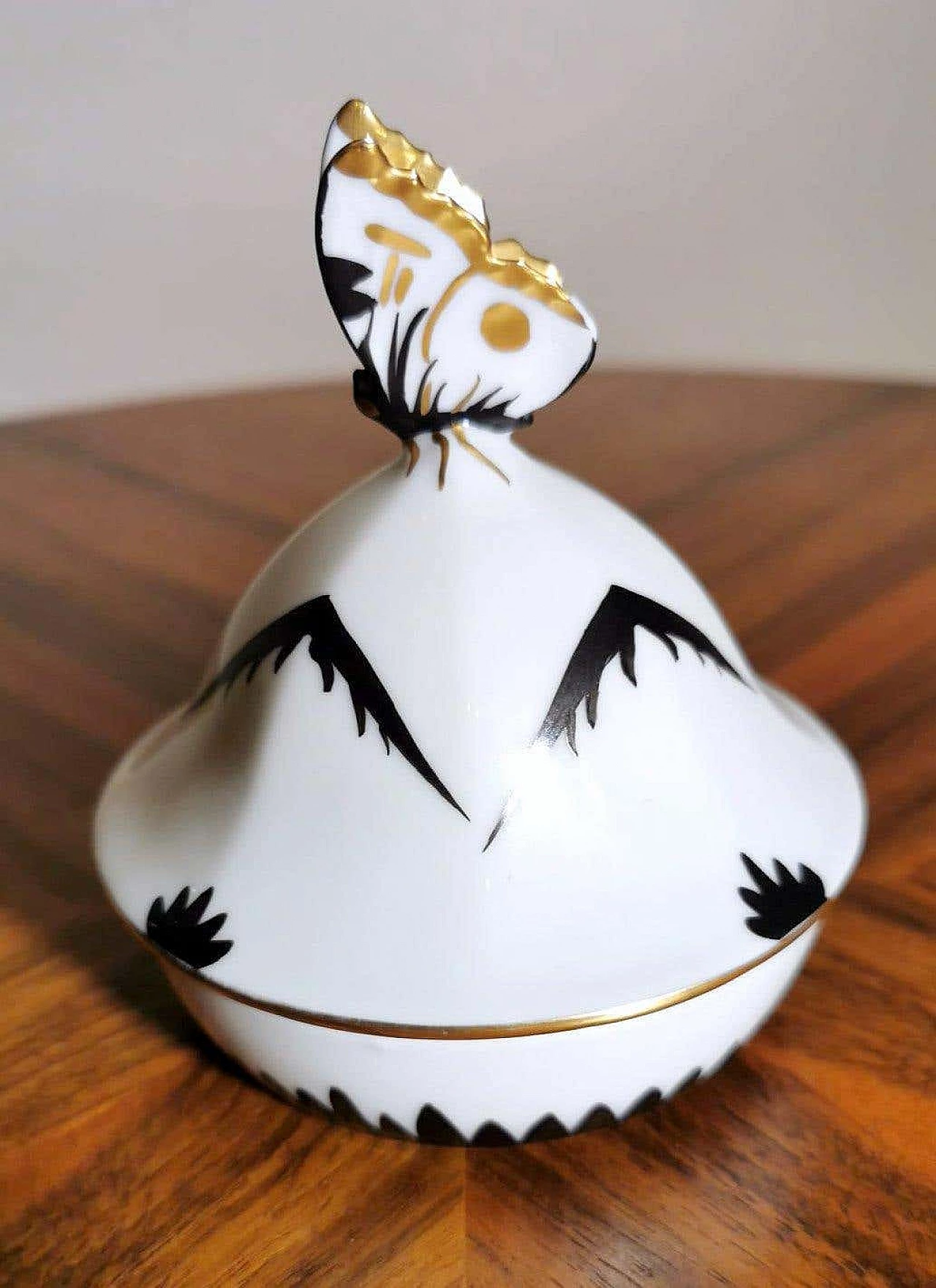 Art Deco box with butterfly in black and white porcelain, 30s 1357246