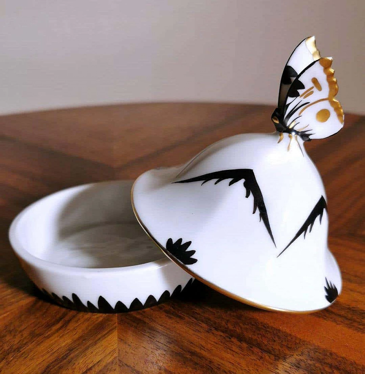 Scatola Art Deco con farfalla in porcellana bianca e nera, anni '30 1357250