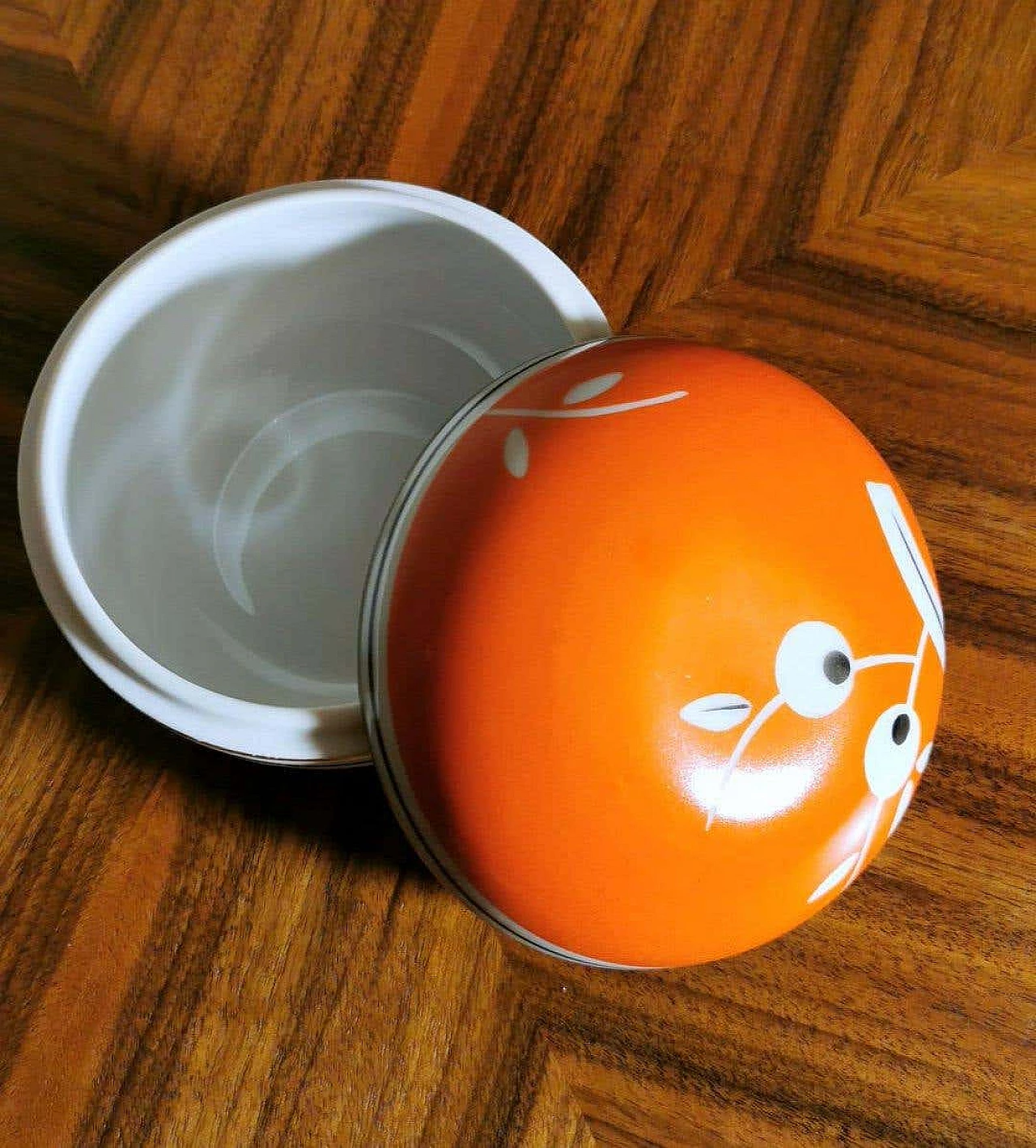 Scatola rotonda in porcellana arancione e bianca, anni '40 1357297