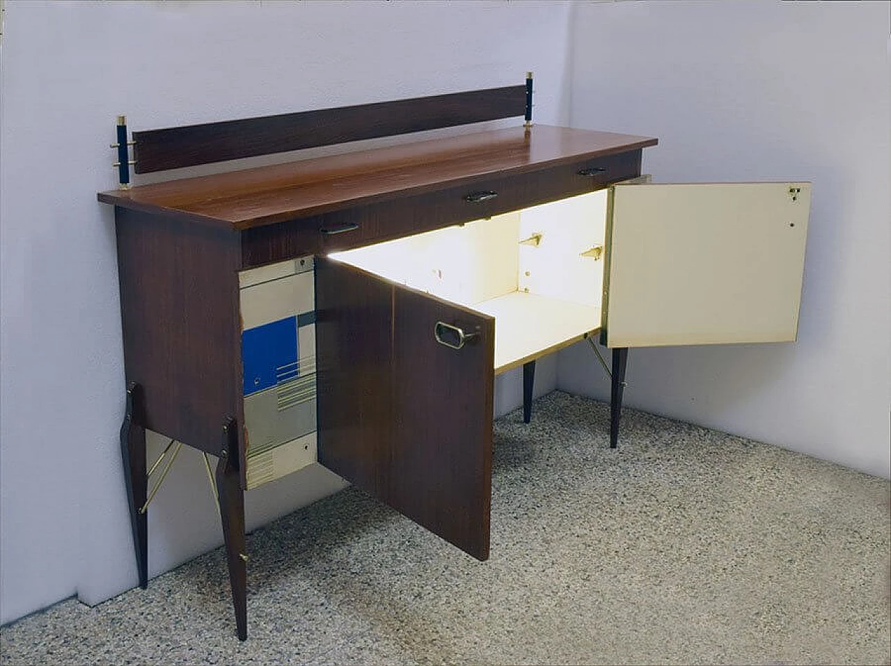 Decorative sideboard with internal light in rosewood, brass and plexiglass by Società Compensati Curvati, 50s 1357551