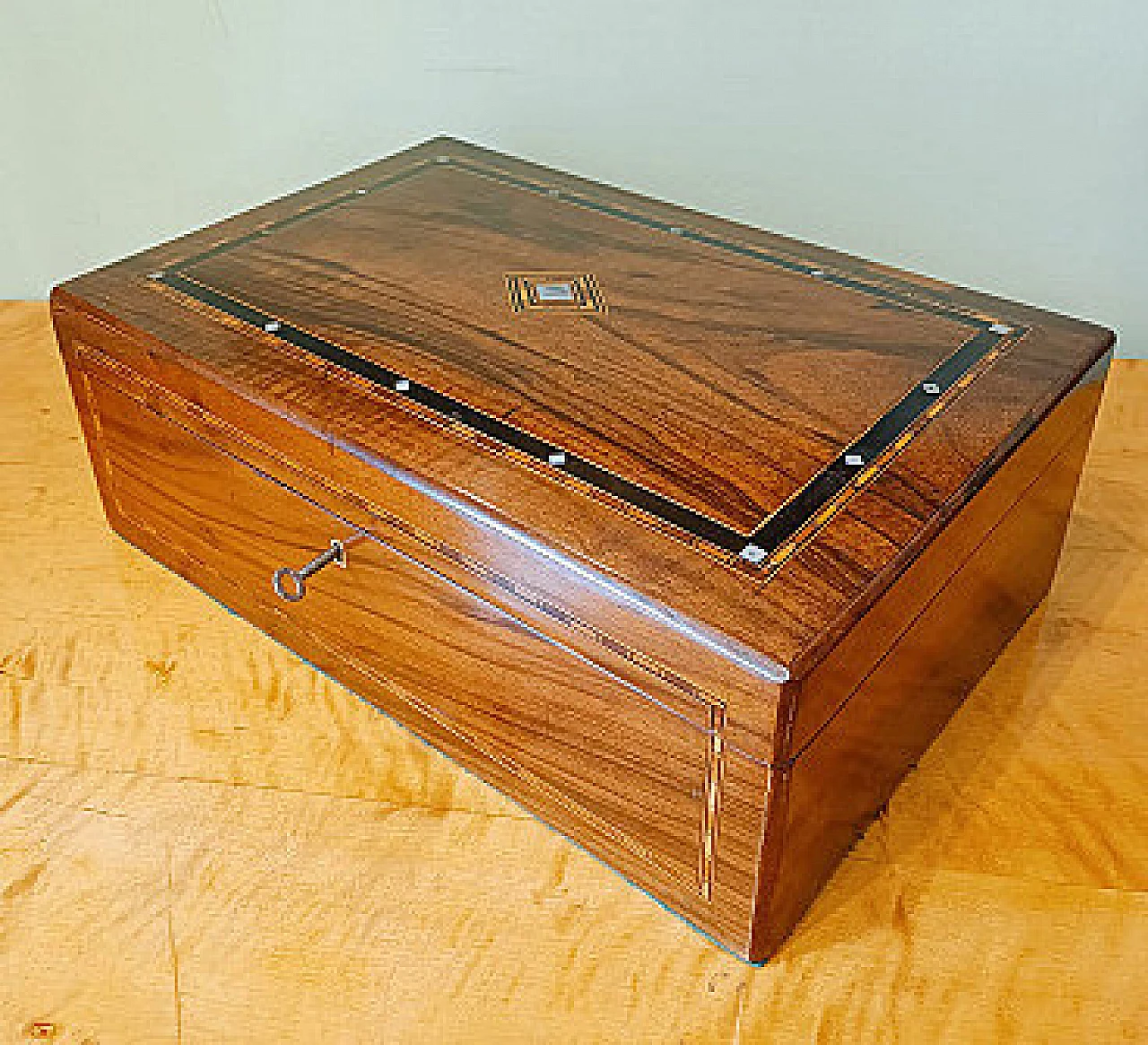 Victorian walnut and mother-of-pearl jewellery box, 19th century 1358572