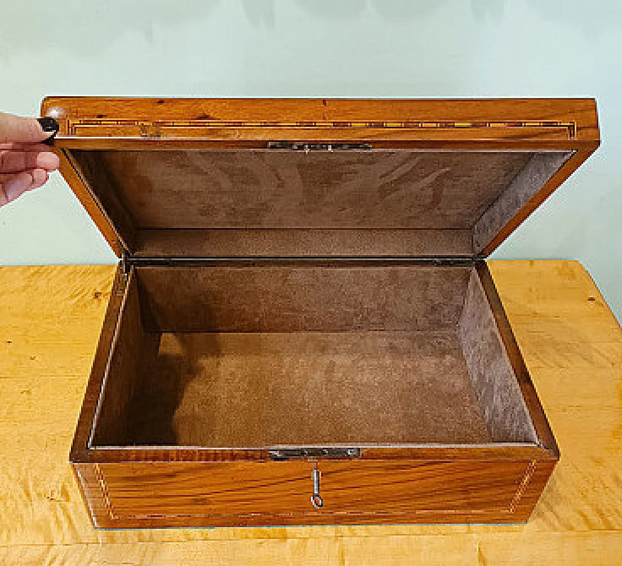Victorian walnut and mother-of-pearl jewellery box, 19th century 1358573