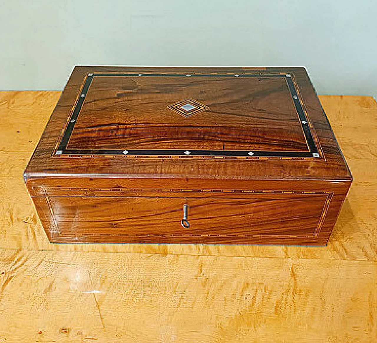 Victorian walnut and mother-of-pearl jewellery box, 19th century 1358574
