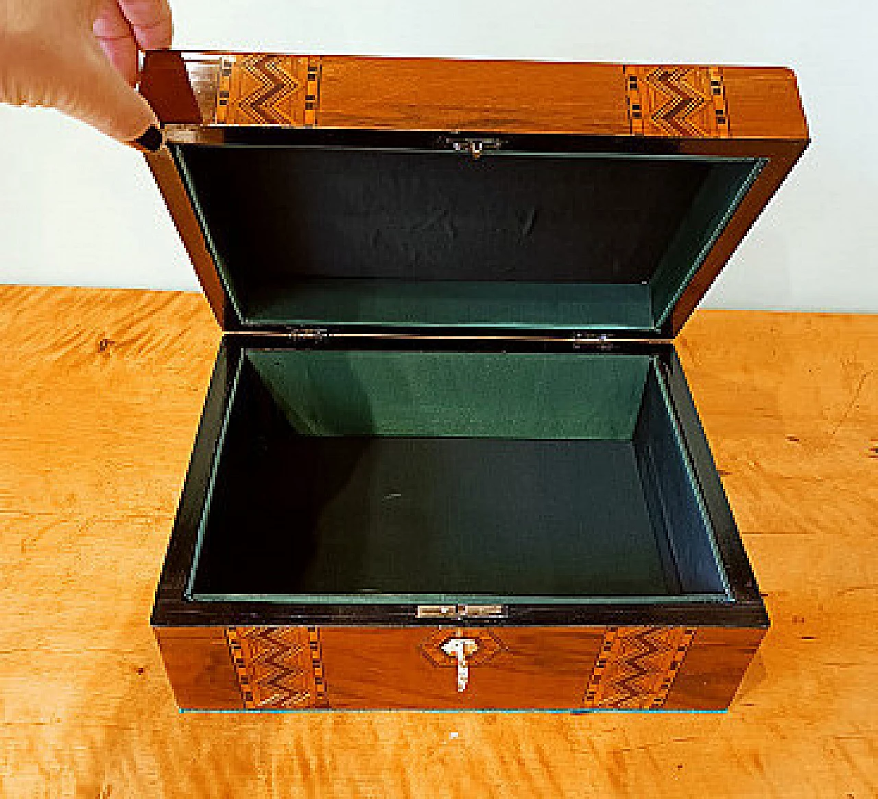 Victorian inlaid walnut jewellery box, 19th century 1358576