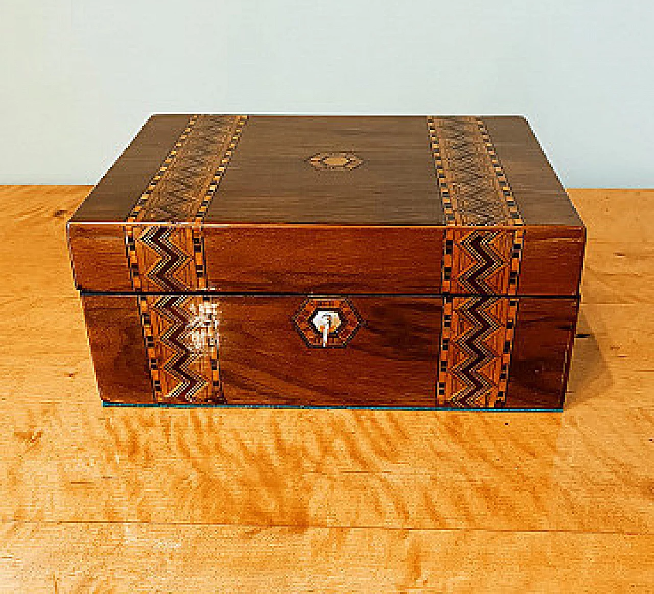 Victorian inlaid walnut jewellery box, 19th century 1358577