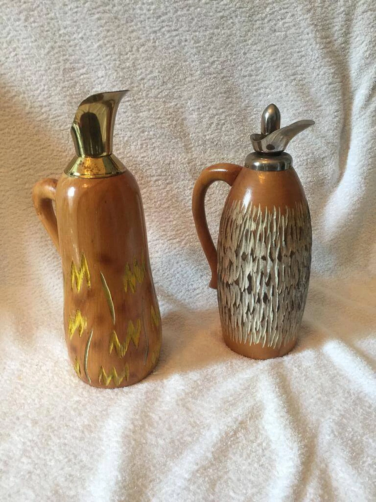 Pair of walnut shaped thermos decanter in wood and chromed metal by Aldo Tura for Macabo, 50s 1360281