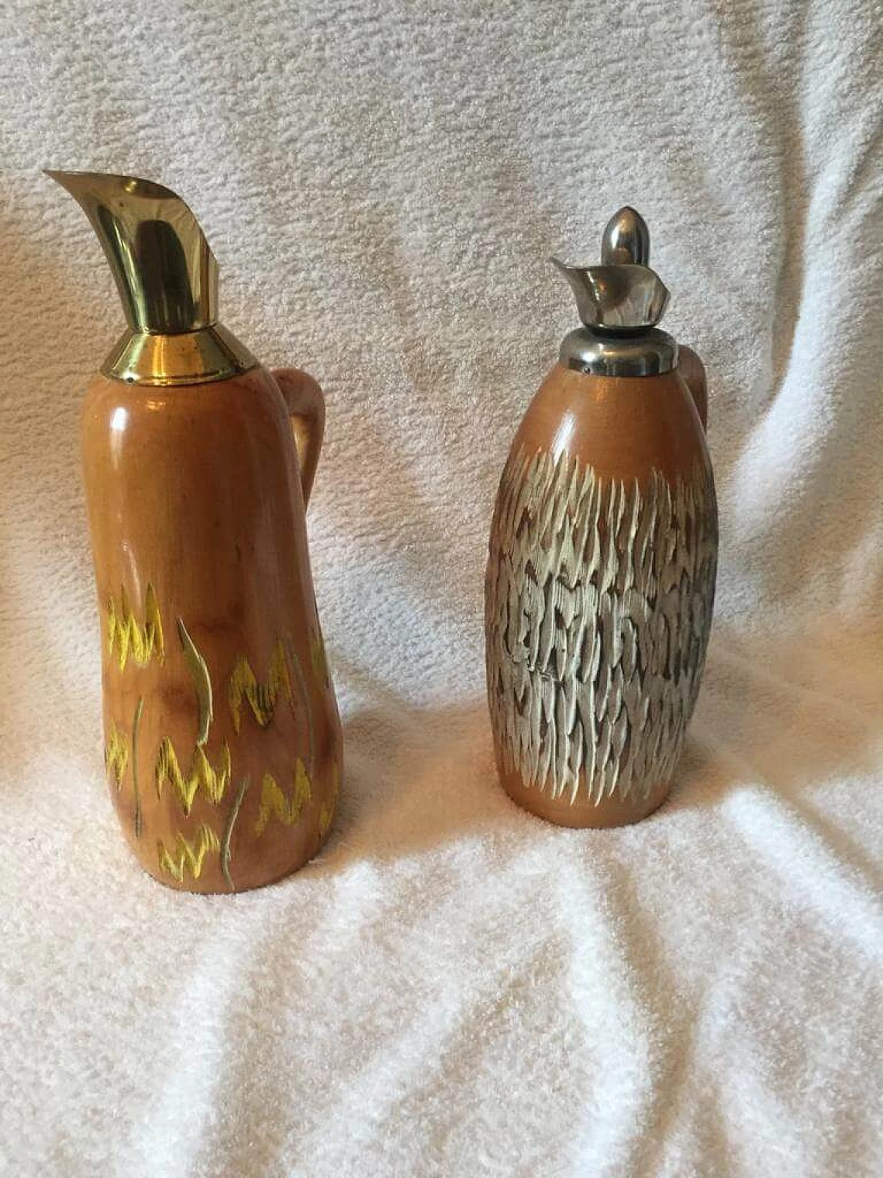 Pair of walnut shaped thermos decanter in wood and chromed metal by Aldo Tura for Macabo, 50s 1360283