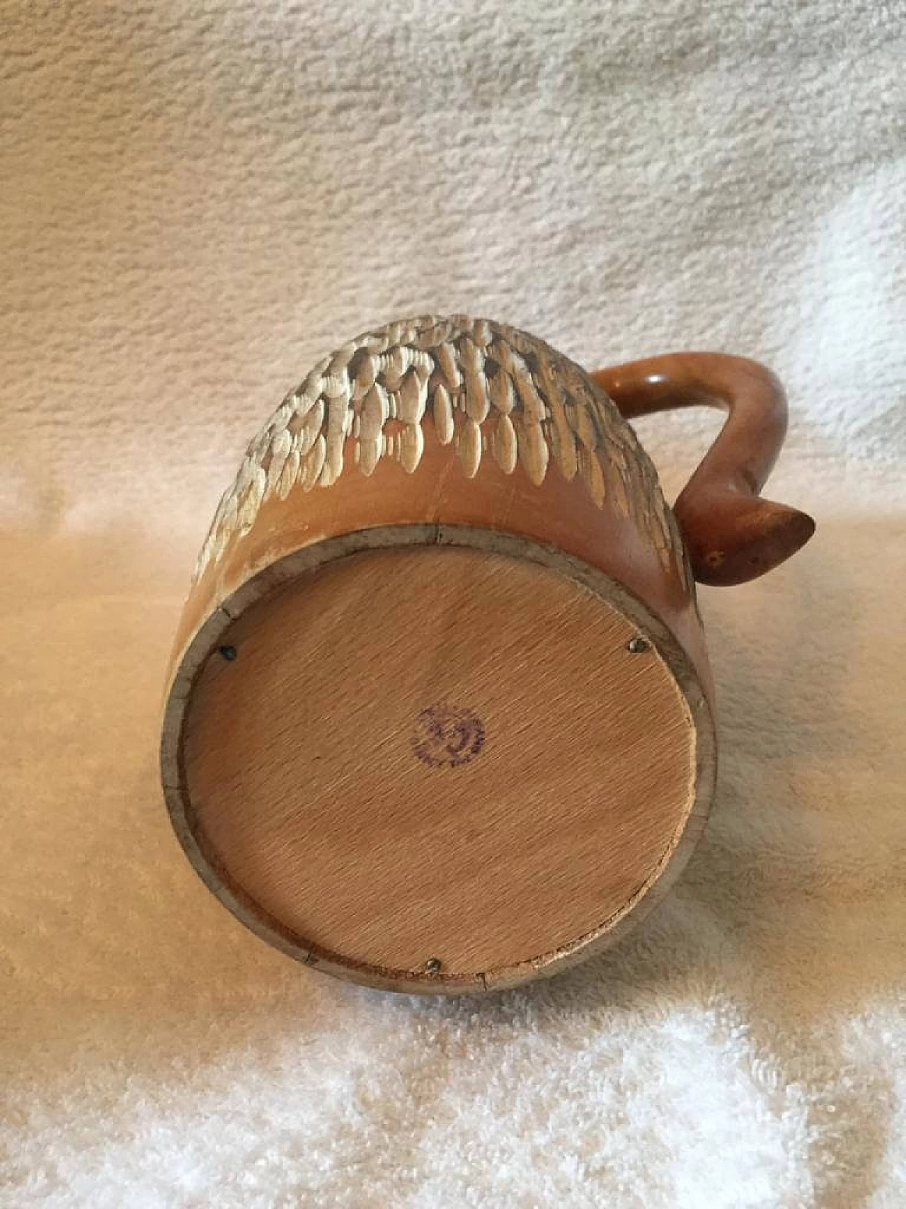Coppia di decanter thermos a forma di noce in legno e metallo cromato di Aldo Tura per Macabo, anni '50 1360285