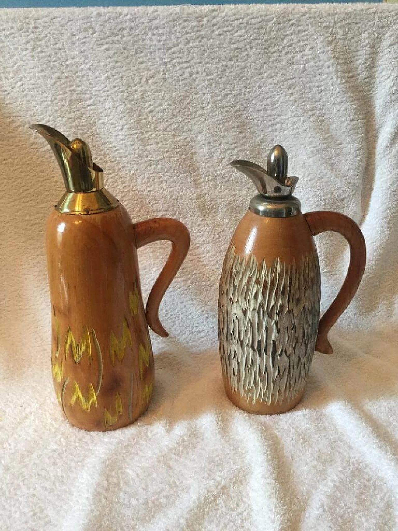 Pair of walnut shaped thermos decanter in wood and chromed metal by Aldo Tura for Macabo, 50s 1360288