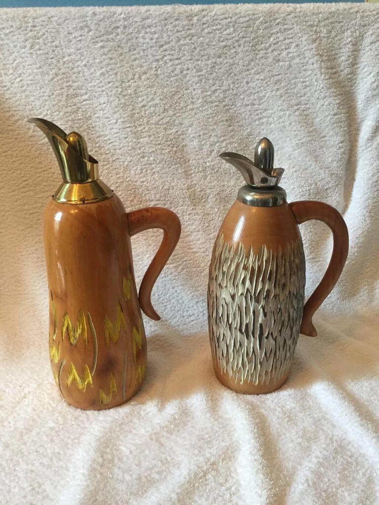 Coppia di decanter thermos a forma di noce in legno e metallo cromato di Aldo Tura per Macabo, anni '50 1360288