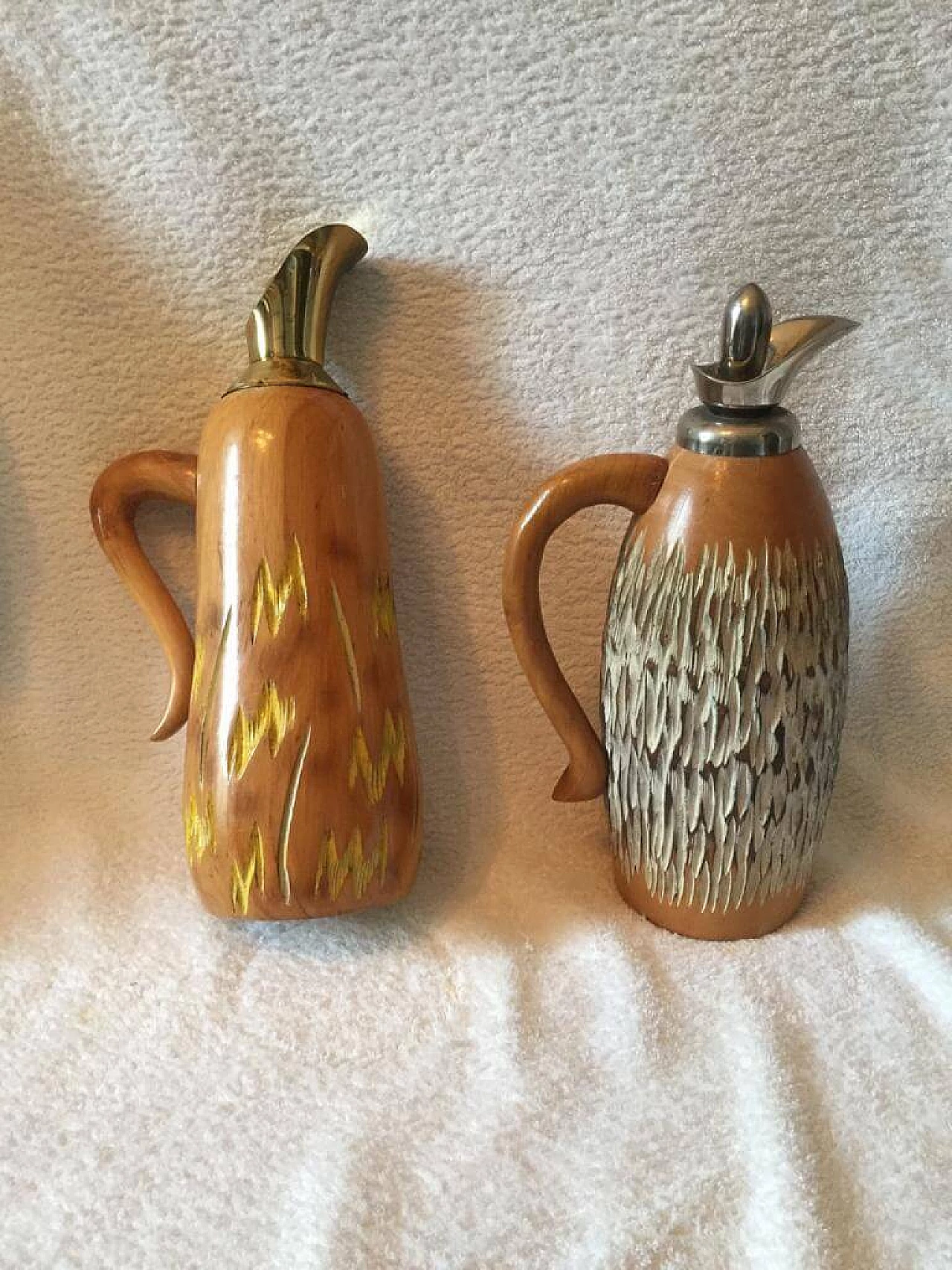Pair of walnut shaped thermos decanter in wood and chromed metal by Aldo Tura for Macabo, 50s 1360290