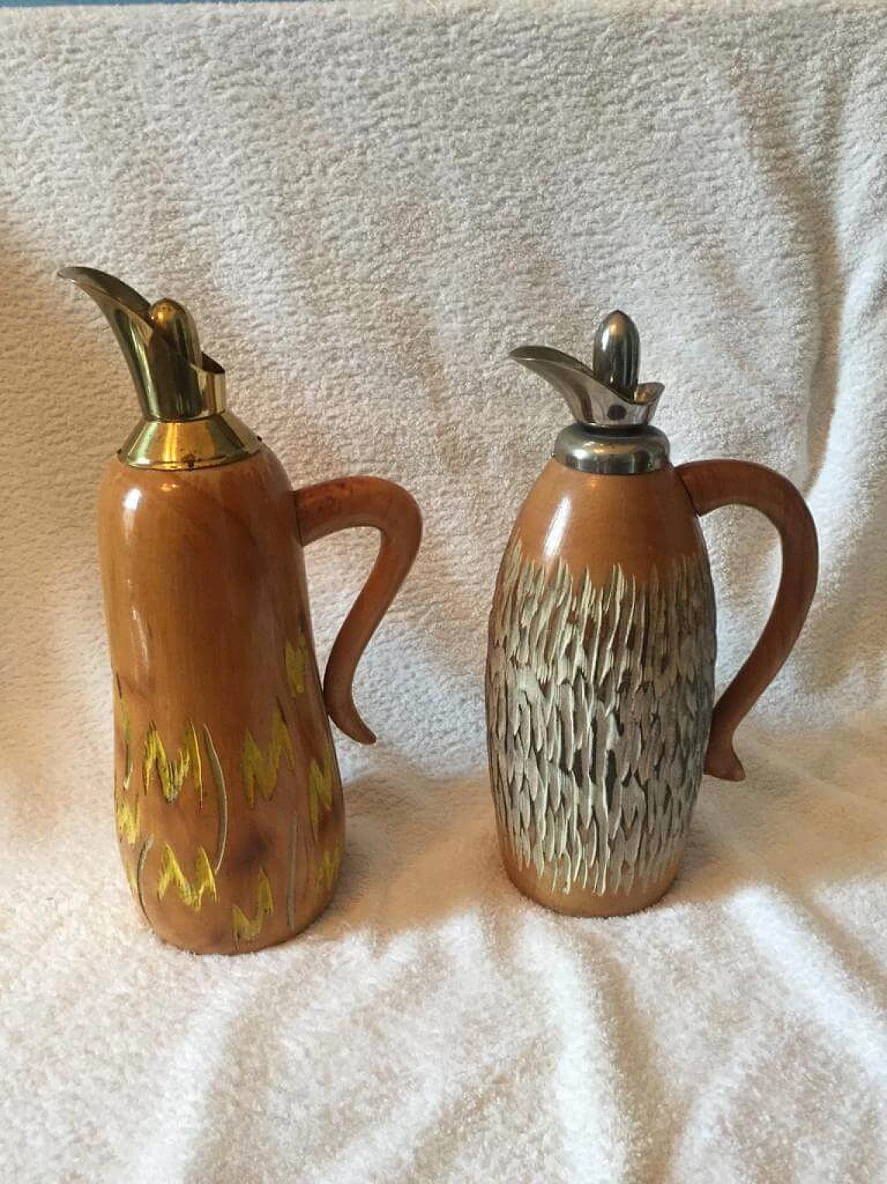 Pair of walnut shaped thermos decanter in wood and chromed metal by Aldo Tura for Macabo, 50s 1360291