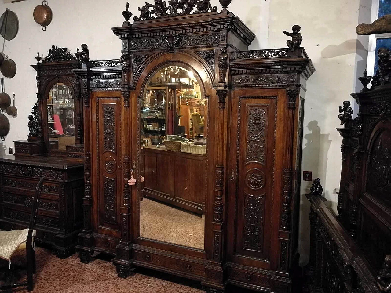 Armadio intagliato e scolpito in noce con specchio di Sellerio Giuseppe, '800 1361388