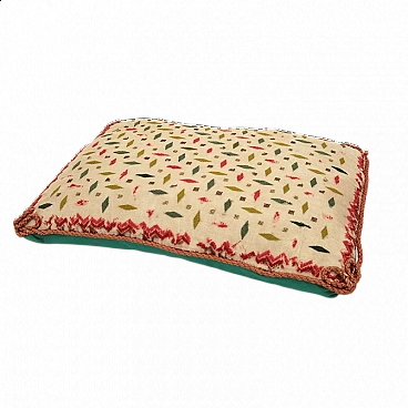 Cuscino Vittoriano con disegno geometrico e applicazioni di tessuto e perline, '800