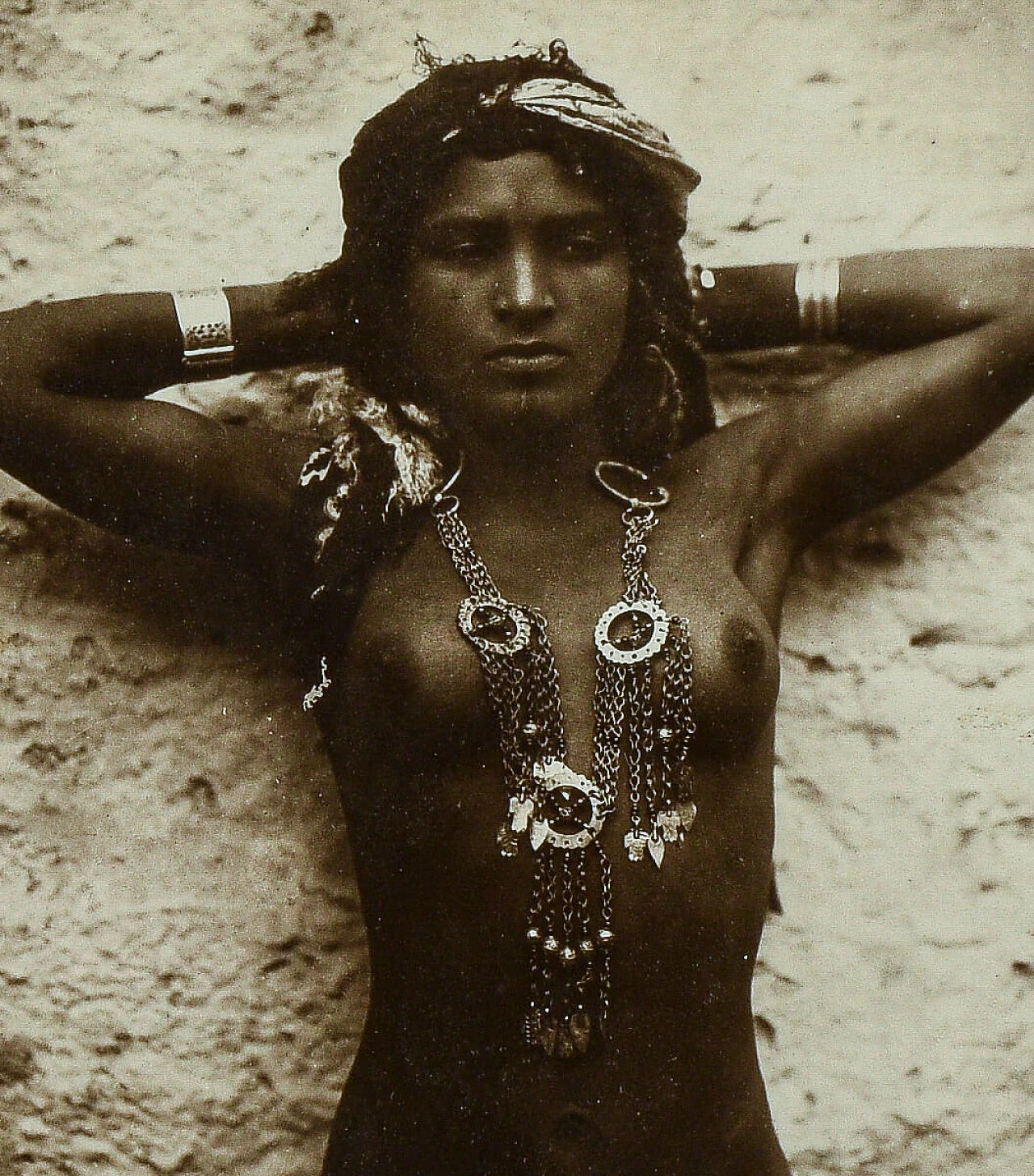 Fotografia di nudo di donna con collane, anni '20 1363211