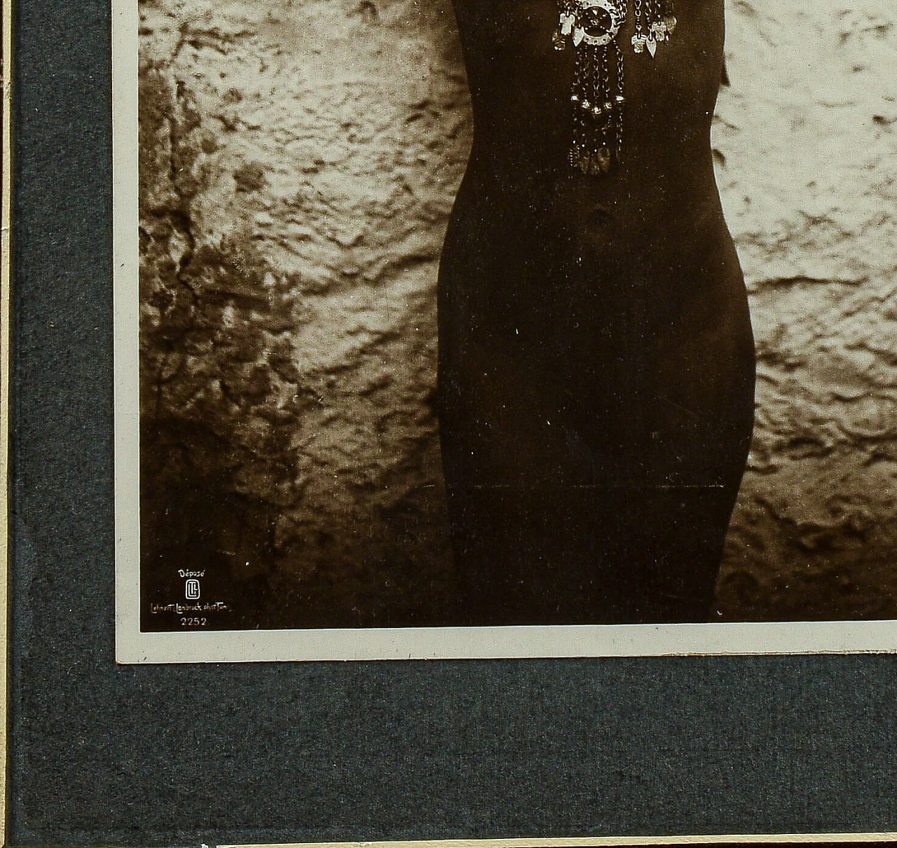 Fotografia di nudo di donna con collane, anni '20 1363212