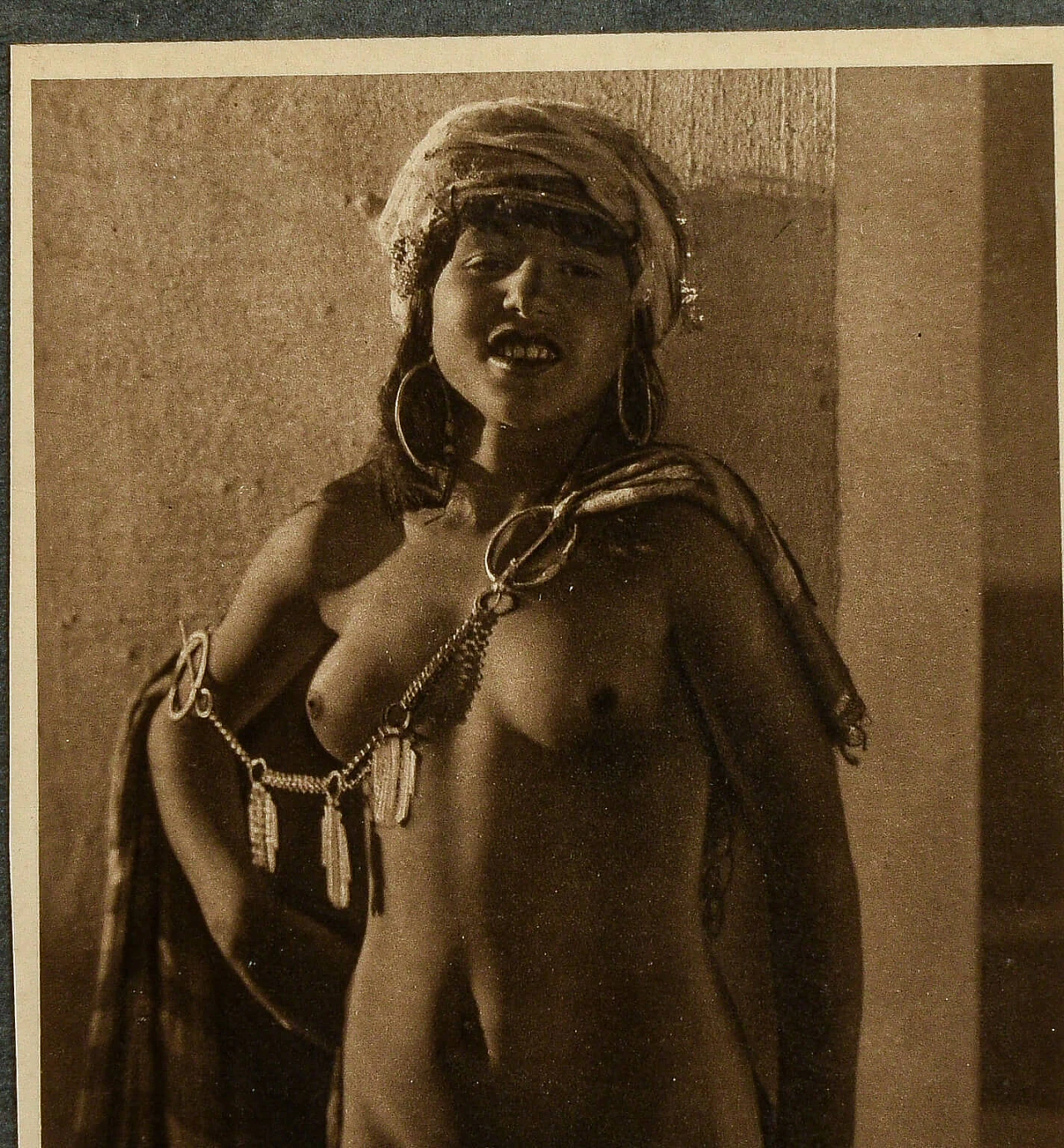 Fotografia di nudo di donna con mantello, anni '20 1363215