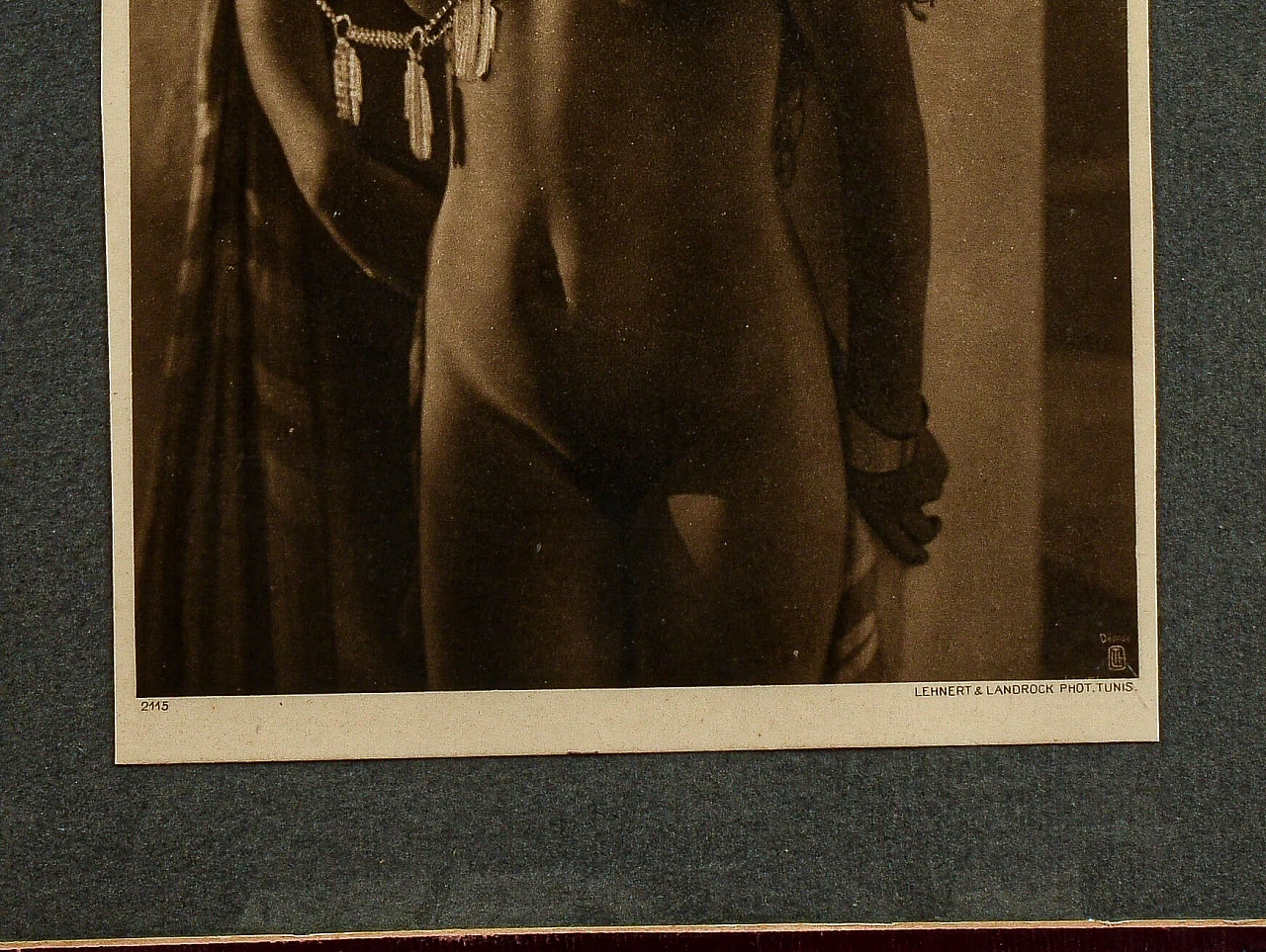 Fotografia di nudo di donna con mantello, anni '20 1363216