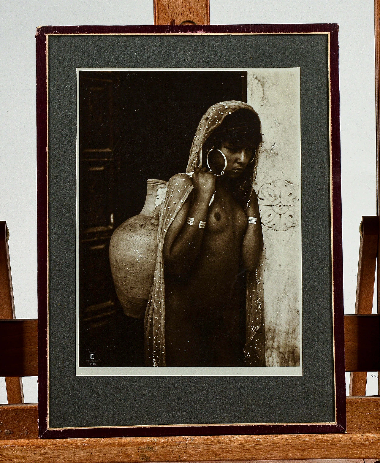 Fotografia di nudo di donna con velo e cesta, anni '20 1363222