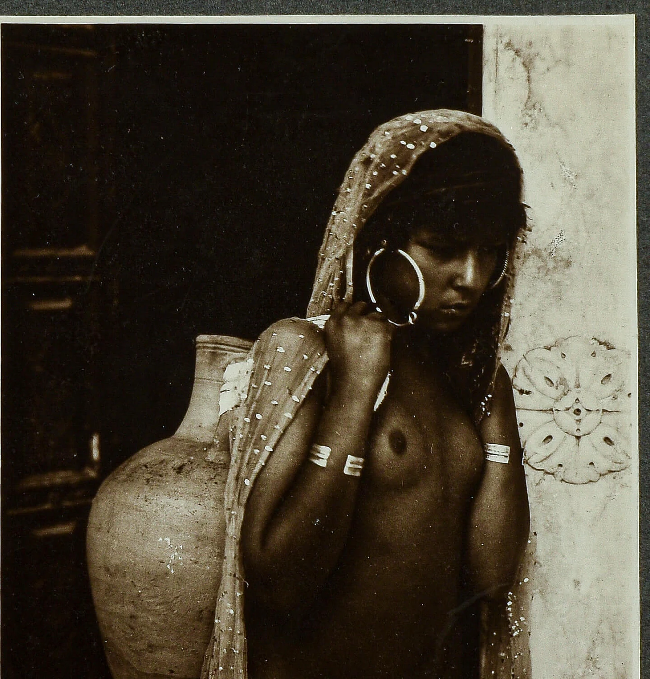 Fotografia di nudo di donna con velo e cesta, anni '20 1363223