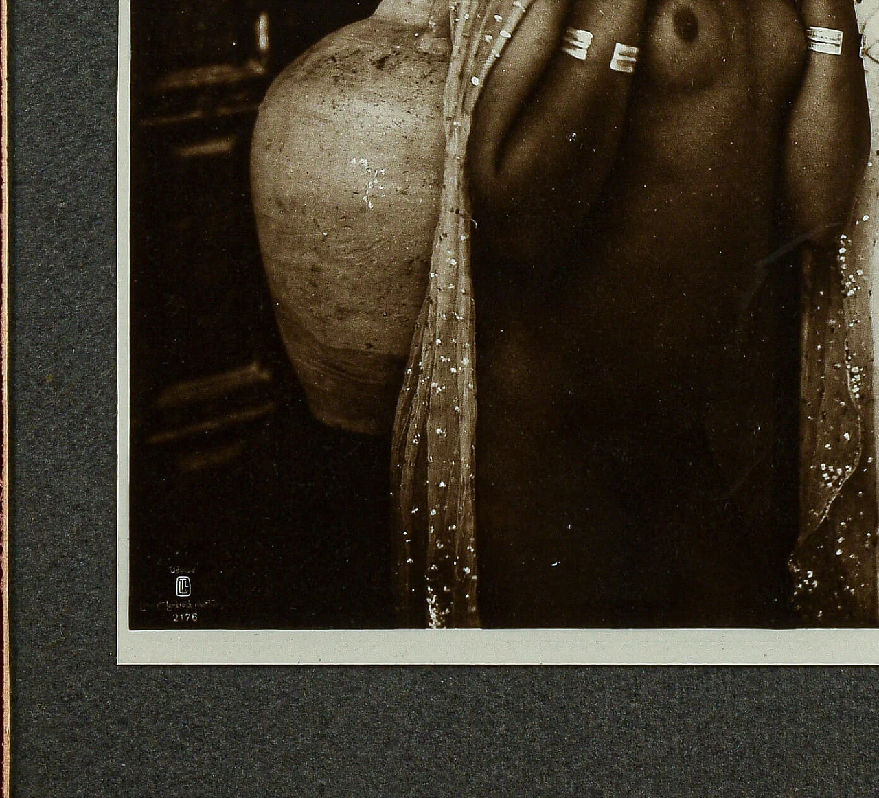 Fotografia di nudo di donna con velo e cesta, anni '20 1363224
