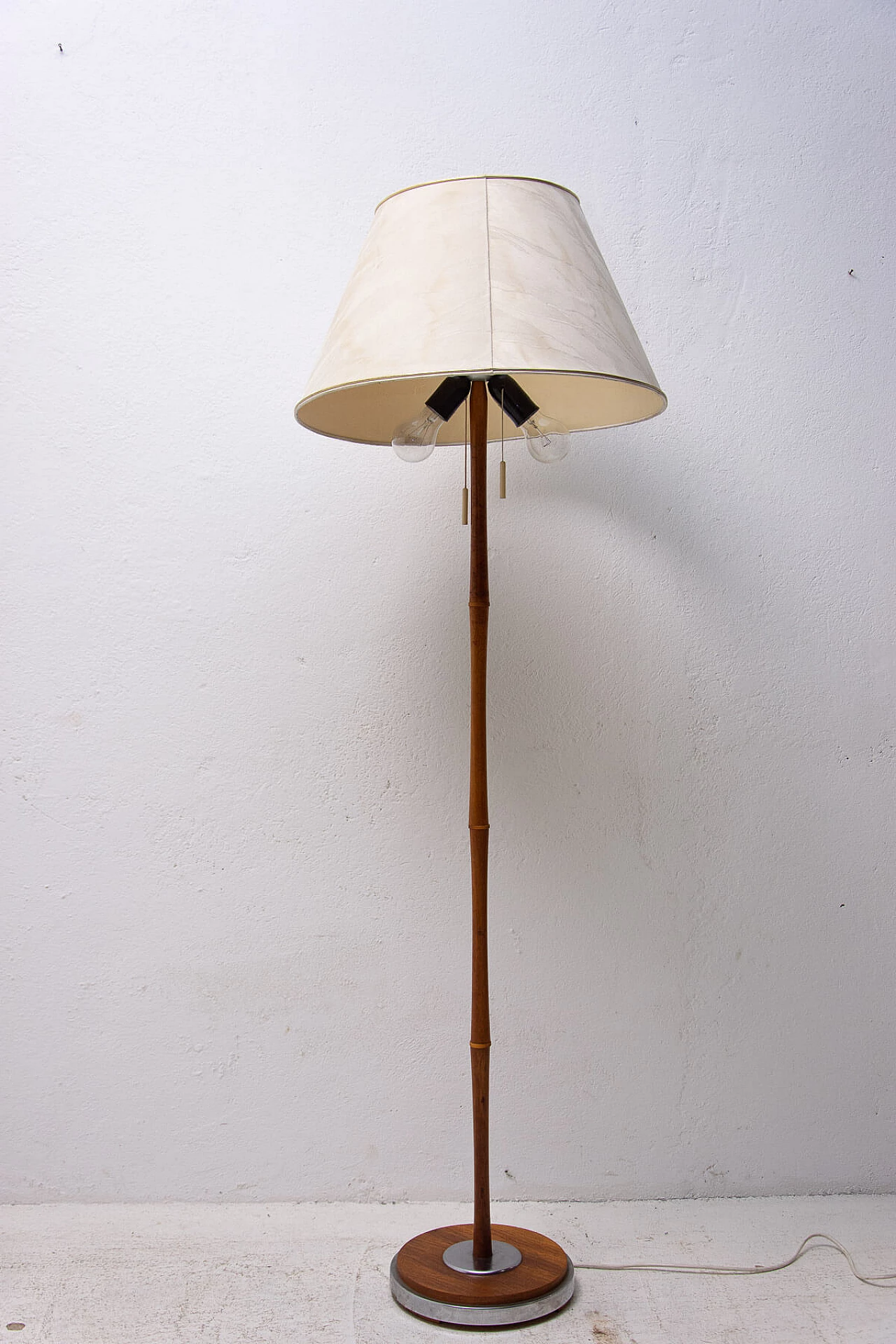 Floor lamp with wooden frame, 1960s 1364084