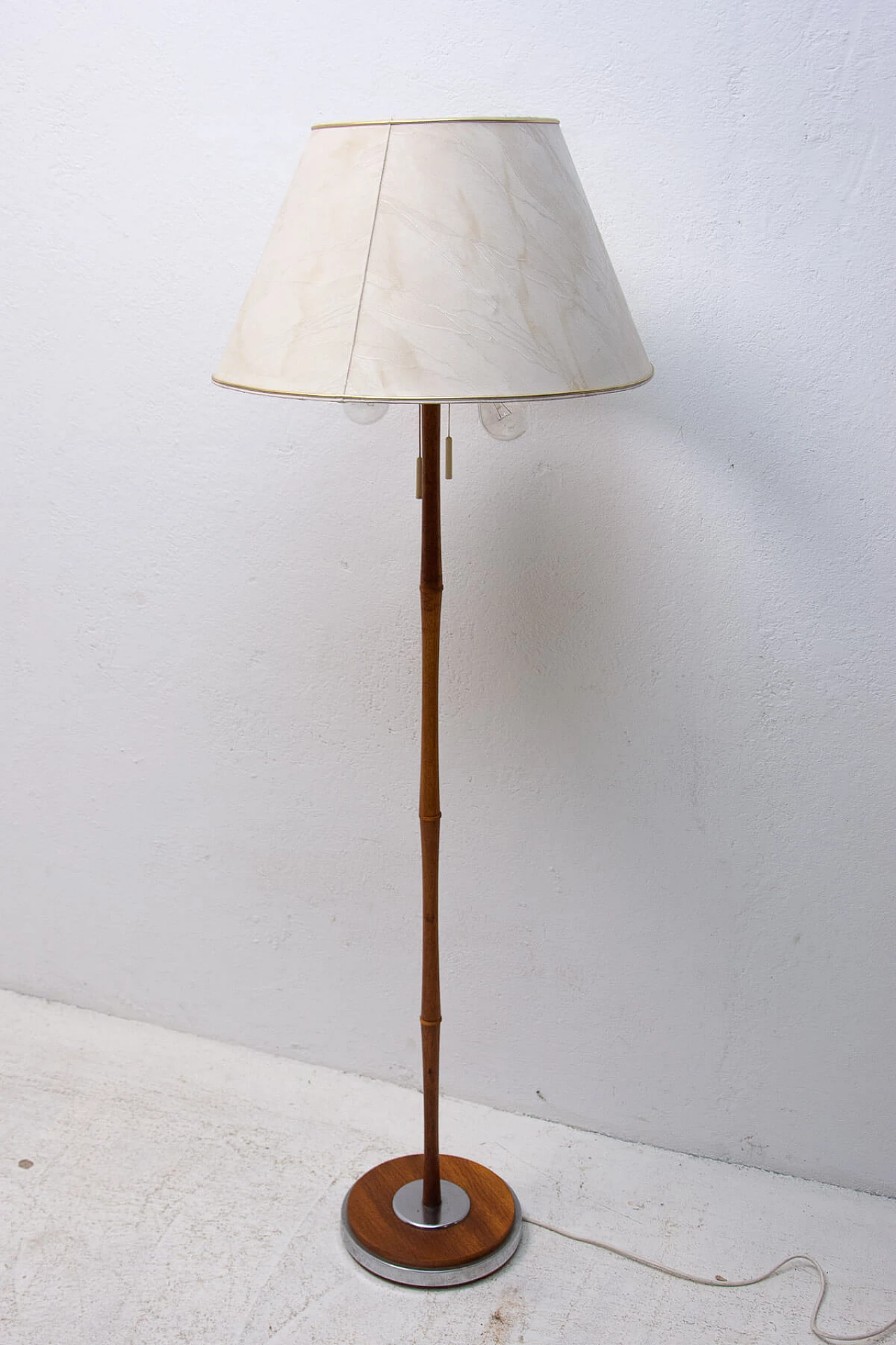Floor lamp with wooden frame, 1960s 1364087
