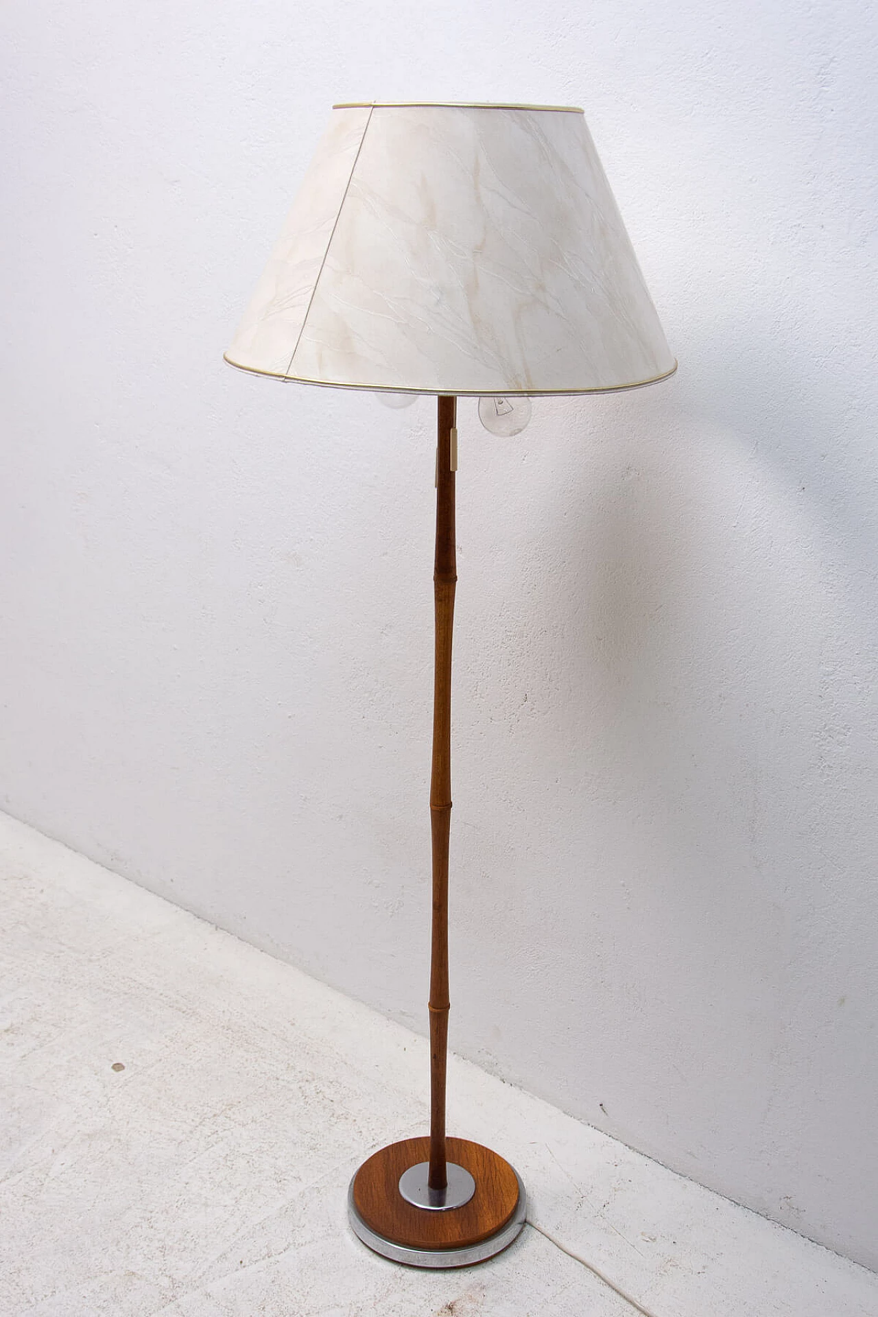 Floor lamp with wooden frame, 1960s 1364088